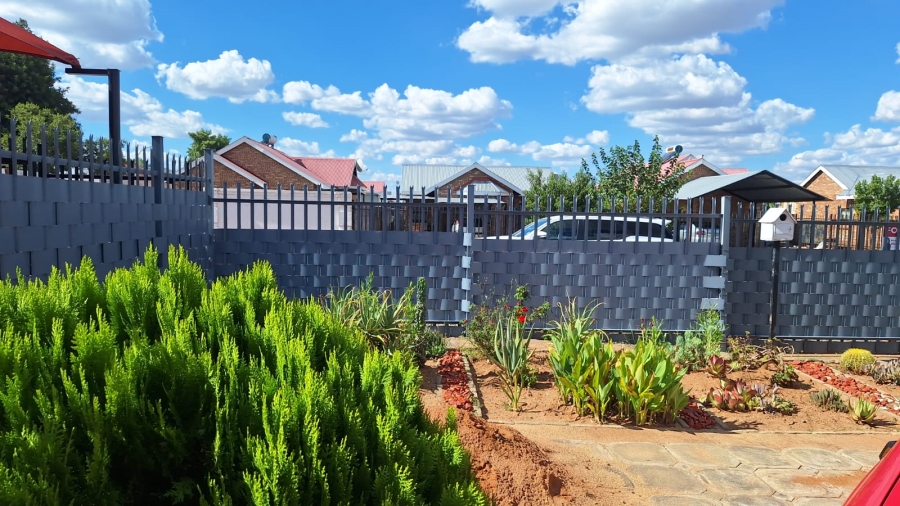 2 Bedroom Property for Sale in De Beers Northern Cape